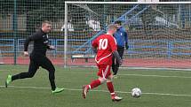 Fotbalisté Dolního Němčí (černé dresy) v zahajovacím utkání jubilejního dvacátého ročníku Gambrinus Cupu podlehli Mladcové 0:2.