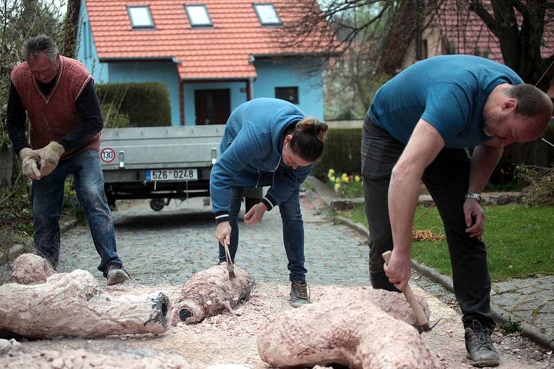 Odlévání u Otmara Olivy je mysteriózní rituál.