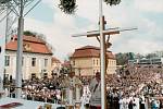 Velehrad 22. dubna 1990 při bohoslužbě před bazilikou, sloužené papežem Janem Pavlem II.