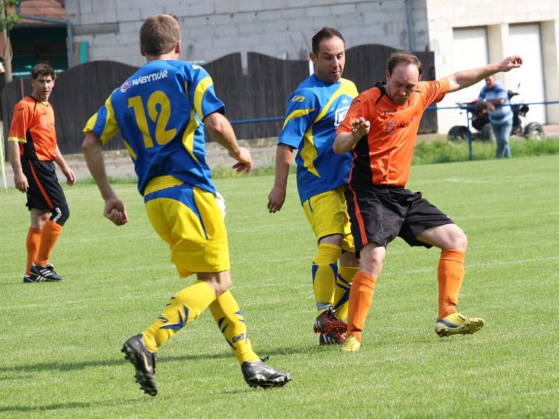 Fotbalisté Zlámance (v oranžovém) nedokázali porazit Slavkov, který přijel s deseti hráči, Utkání skončilo 2:2.