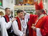 Celkem devětatřiceti věřícím udělil olomoucký arcibiskup Jan Graubner v neděli 18. září v kostele svatých Filipa a Jakuba v Dolním Němčí svátost biřmování. 