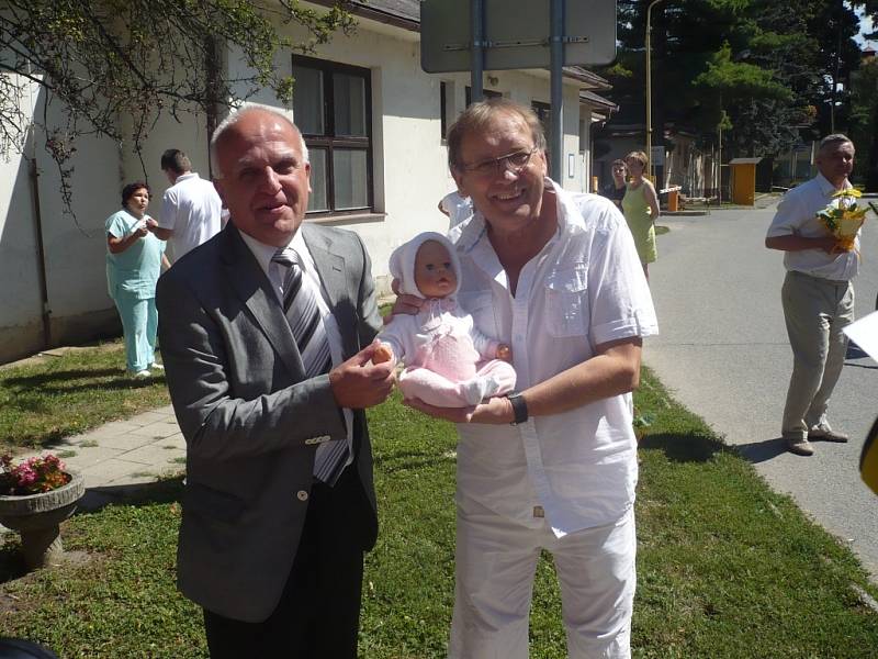 Zakladatel babyboxů v ČR Ludvík Hess se v Uherskohradišťské nemocnici, kterou vede ředitel Petr Sládek se dočkal mimořádné vstřícnosti.