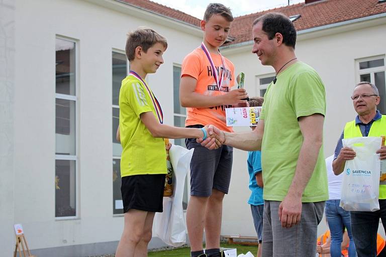 Velehradští zahrádkáři spolu s obcí a základní školou uspořádali v sobotu XIX. ročník přechodu a přejezdu Chřibů. 