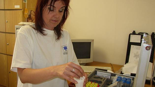 Jitka Weilová, pracovnice zdravotního ústavu v Uherském Hradišti, při provádění testu na zjištění přítomnosti drogy v těle. 