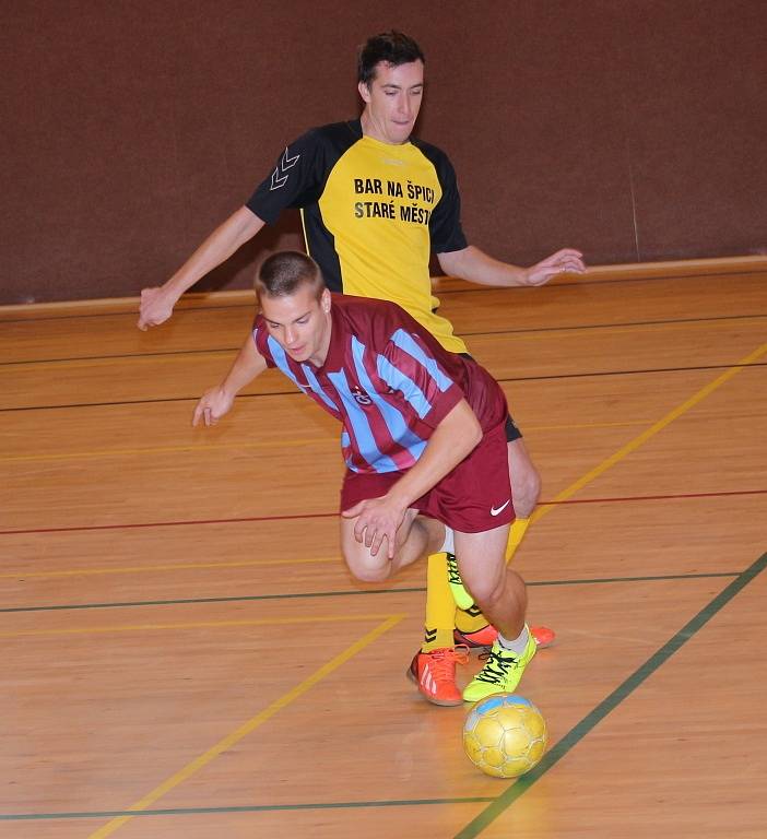 Futsalová liga Uherskohradišťska začala 1. kolem. Snímky jsou z utkání Trabzon – FC Banda (ve žlutém) 1:6 (0:3).