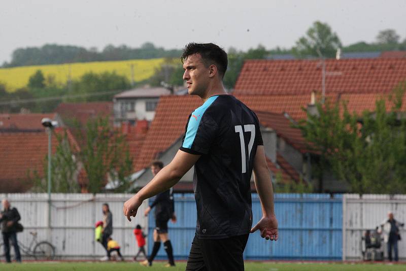 Fotbalisté Hluku (fosforové dresy) ve šlágru 21. kola krajské I. A třídy skupiny B remizovali s Osvětimany 3:3.