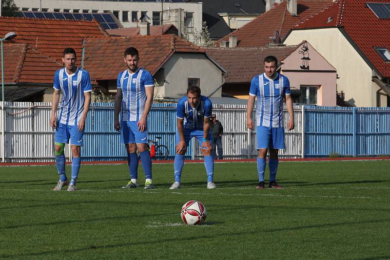 Fotbalisté Hluku (modré dresy) zdolali v sobotním zápase 19. kola krajské I. A třídy skupiny B Nivnici 3:2 a upevnili si druhé místo v tabulce.