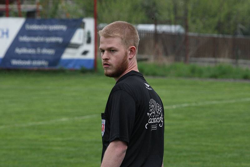 Fotbalisté Jalubí (žlutočerné dresy) v semifinále Poháru OFS Jarošovský pivovar zdolali Nedakonice 3:0.