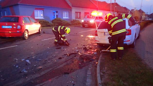 Po srážce dvou aut v Kunovicích zůstalo na silnici hodně střepů