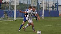 Fotbalisté Kunovic (modré dresy) v 11. kole krajské I. A třídy skupiny B i bez omluveného trenéra Chaloupky zdolali Těšnovice 2:1.