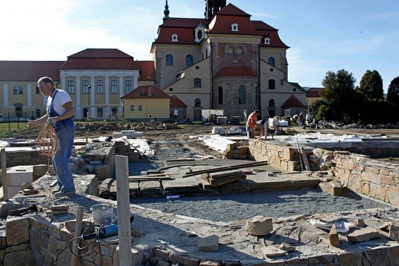 Stavba replik základů cisterciáckých staveb v okolí velehradské baziliky Nanebevzetí Panny Marie a sv. Cyrila a Metoděje. 