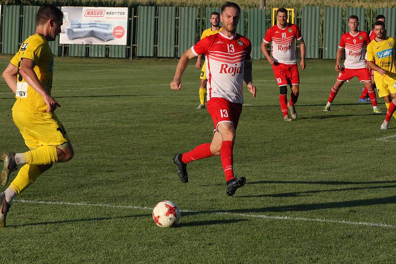 Fotbalisté Strání (žluté dresy) ve 2. kole krajského poháru zvítězili na hřišti sousedního Slavkova hladce 6:0.