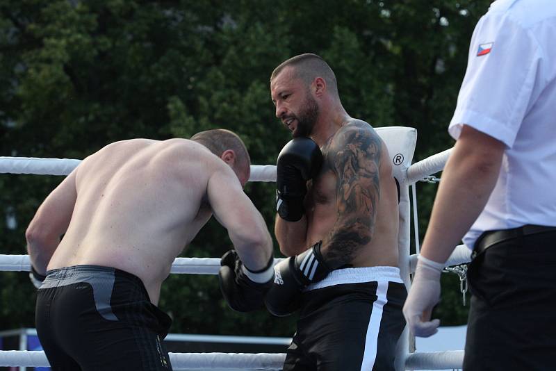 Začátek Slováckého léta zpestřil exhibiční boxerský zápas mistra světa Lukáše Konečného s Ondřejem Chudobou i souboje členů Gym-k.o. boxing team.