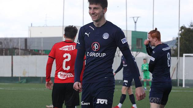 Fotbalisté Slovácka B (modré dresy) v přípravném zápase porazili divizní Hodonín 2:0. Oba góly vstřelil Pavel Juroška.