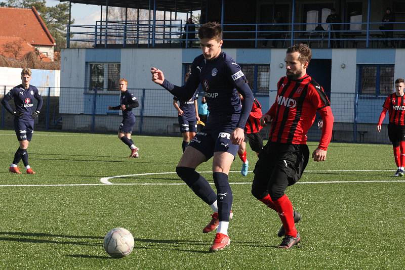 Fotbalisté Slovácka B (modré dresy) v přípravném zápase porazili divizní Hodonín 2:0. Oba góly vstřelil Pavel Juroška.