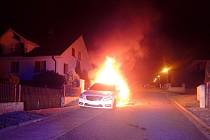 Hasiči zasahovali u požáru osobního vozu v Letní ulici v Uherském Brodě. 18.6.2022