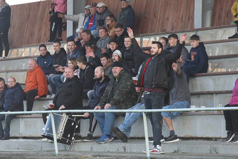 Fotbalisté Vlčnova (bílé dresy) zakončili podzimní část sezony domácí porážkou 0:4 s Topolnou.