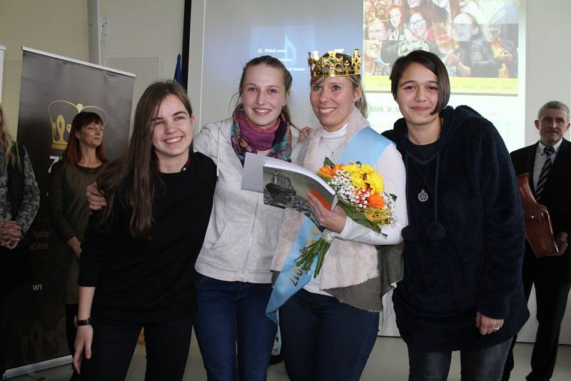 V doprovodu svých studentek a se zlatou korunou na hlavě se vyfotografovala vítězska regionálního kola soutěže Zlatý Ámos Alena Ježková.