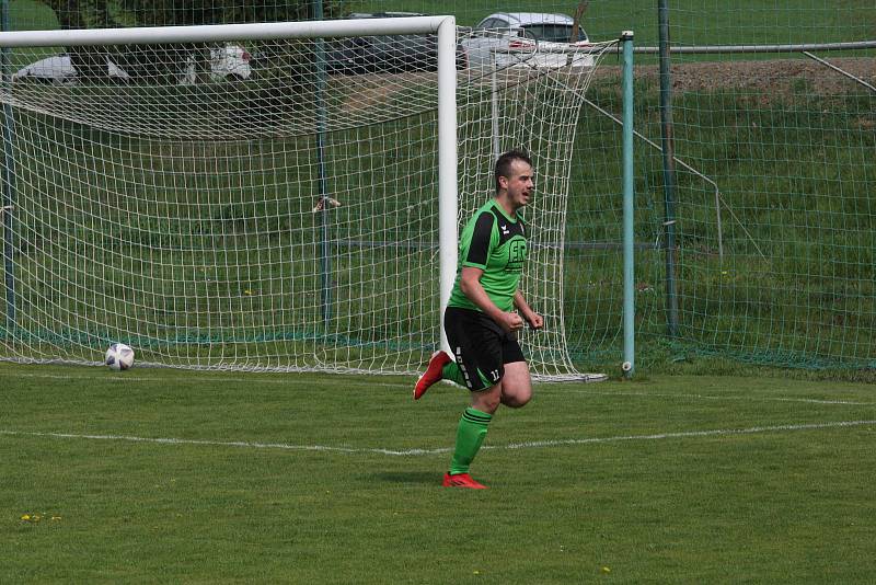 Fotbalisté Zlechova (zelené dresy) ve 20. kole krajské I. B třídy skupiny C přehráli doma Dolní Němčí 3:0.