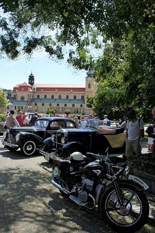 VETERÁNI. Nablýskanými historickými vozidly se v sobotu mohli kochat občané Velehradu i jeho návštěvníci.