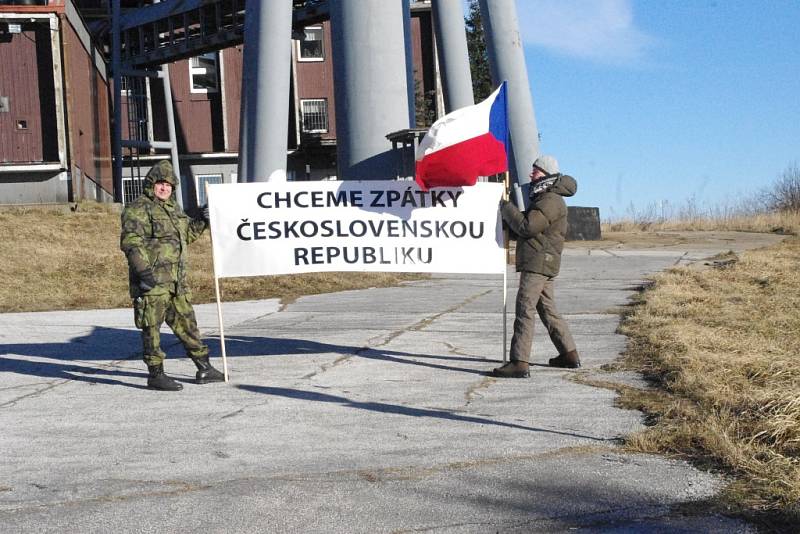 Letošní ročník silvestrovského výstupu na vrchol Velké Javořiny provázel nezvykle ledové vítr.