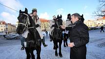 Tříkrálová sbírka 2017. Tři králové na koních na Masarykově náměstí v Uherském Hradišti.