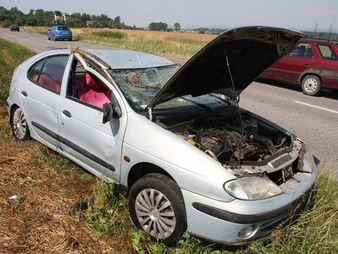 Renault Megane po nehodě skončil v poli.
