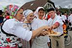 Krojované dožínkové slavnosti stále patří k životu lidí v městské části Uherského Hradiště, v Míkovicích, byť se konají jednou za dva roky.