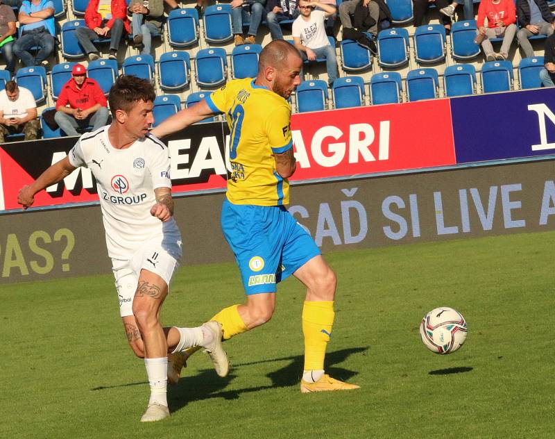 Fotbalisté Slovácko (v bílých dresech) v sobotním odpoledním zápase porazili Teplice 3:2.