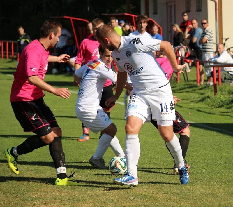 Někdejší ligový obránce Miloslav Penner (v tmavém) poznal, jak bolí fotbal v okresním přeboru. Jeho Hluk B navíc na hřišti Slovácka C prohrál 1:3.