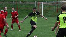 Fotbalisté Jalubí (žlutočerné dresy) v semifinále Poháru OFS Jarošovský pivovar zdolali Nedakonice 3:0.