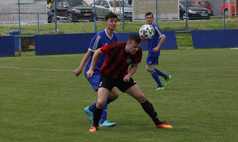 Fotbalisté Kunovic (modré dresy) ve 23. kole krajské I. A třídy skupiny B doma remizovali se Zlechovem 2:2.