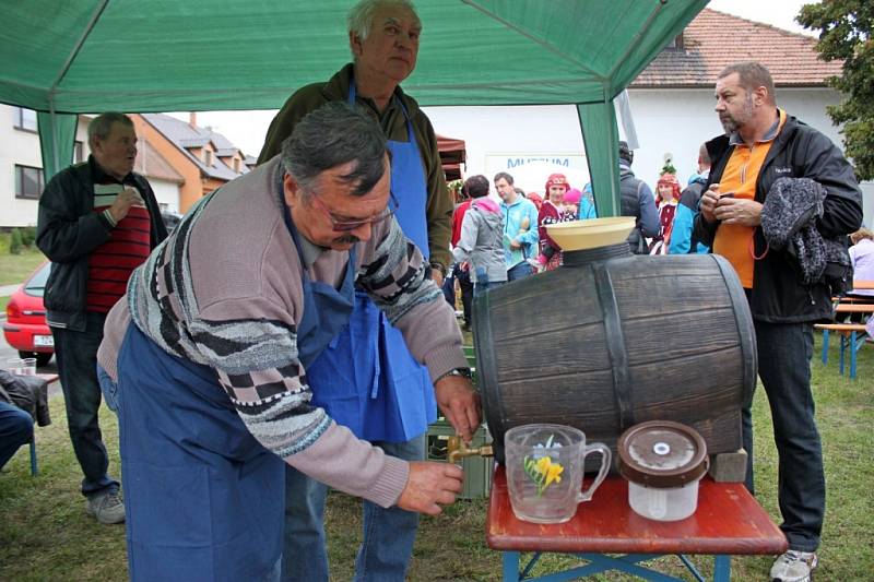 Před huštěnovickým muzeem se v sobotu odpoledne uskutečnil šestý ročník Moštování ovoce.