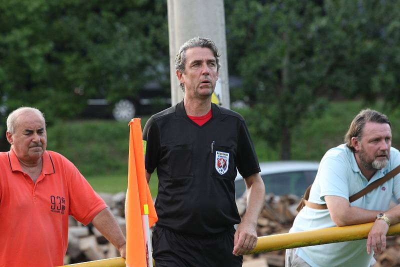 Fotbalisté Starého Města (žluté dresy) zdolali ve šlágru 4. kola I. B třídy sk. C domácí Ořechov 4:0.