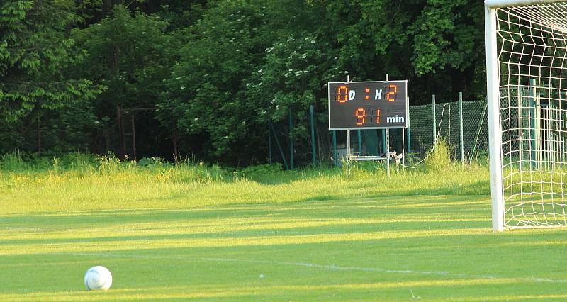 Fotbalisté Ostrožské Lhoty (oranžové dresy) v derby podlehli Ostrožské Nové Vsi 0:2.