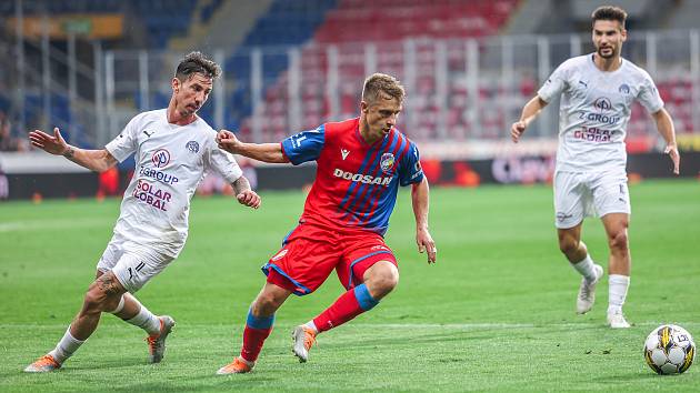 Fotbalisté Slovácka (bílé dresy) se pokusí Plzni oplatit podzimní porážku 0:3.
