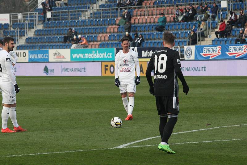 Fotbalisté Slovácka (bílé dresy) vstoupili do jarní části sezony sobotním domácím zápasem s Českými Budějovicemi.