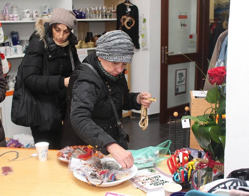 Dobročinný bazar, který uspořádaly Dobročinný obchod Naděje a Cafe 21 v Uherském Hradišti vynesl 35 500 korun, což je o patnáct tisíc víc než v loňském roce.