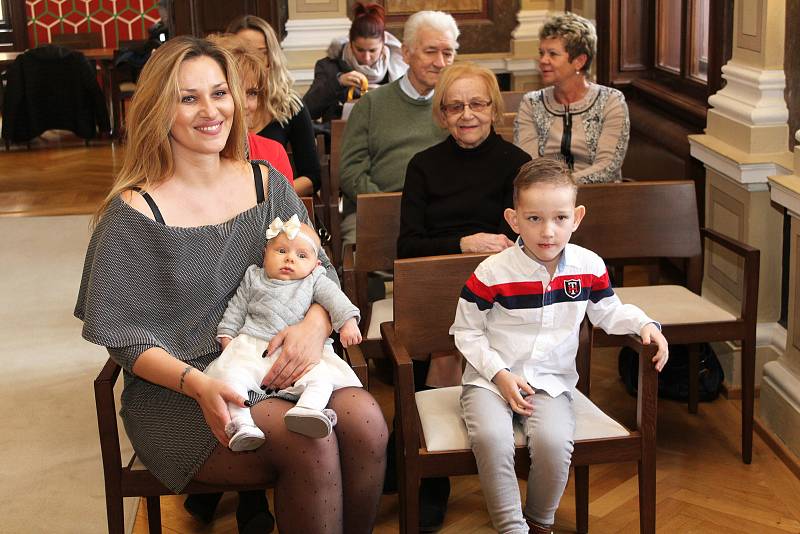 První miminko Uherského Hradiště letošního roku přivítal starosta města. Anna Kristýna Prokopová se narodila 1. ledna 2018. V obřadní síni hradišťské radnice s ní byla její maminka Kristýna Sabová a bratr Juraj.