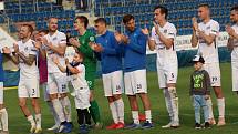 Fotbalisté Slovácka (v bílých dresech) zakončili letošní ligovou sezonu výhrou nad Karvinou 2:0.