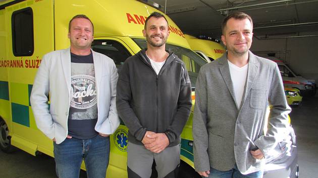 35letý Jiří Stuška (vpravo), 42letý Jiří Vašica (vlevo), 36letý Martin Mikloš (uprostřed), všichni tři zdravotničtí záchranáři Zdravotnické záchranné služby Zlínského kraje, oblasti Uherské Hradiště.