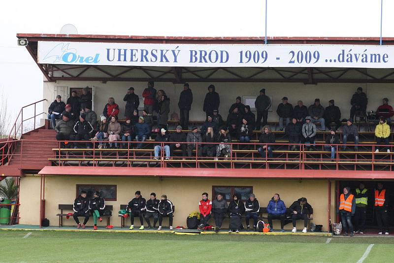 Fotbalisté Uherského Brodu (červené dresy) hráli v sobotu dopoledne s Frýdkem-Místkem bez branek.