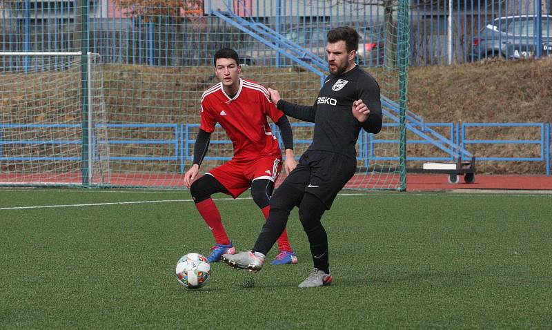 Fotbalisté Dolního Němčí (černé dresy) v zahajovacím utkání jubilejního dvacátého ročníku Gambrinus Cupu podlehli Mladcové 0:2.