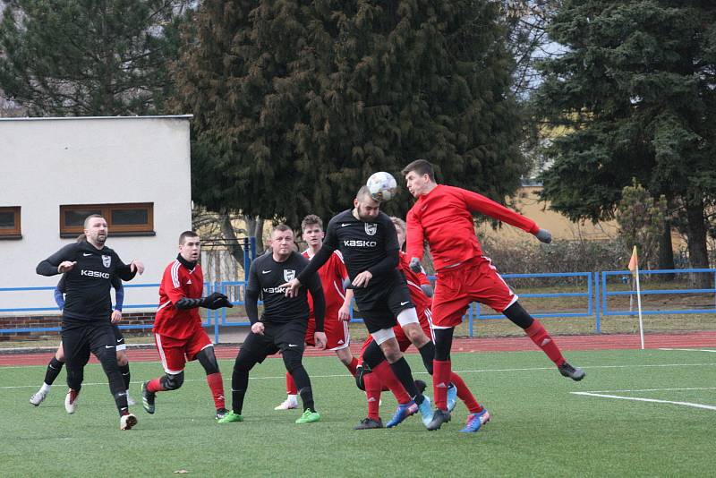 Fotbalisté Dolního Němčí (černé dresy) v zahajovacím utkání jubilejního dvacátého ročníku Gambrinus Cupu podlehli Mladcové 0:2.