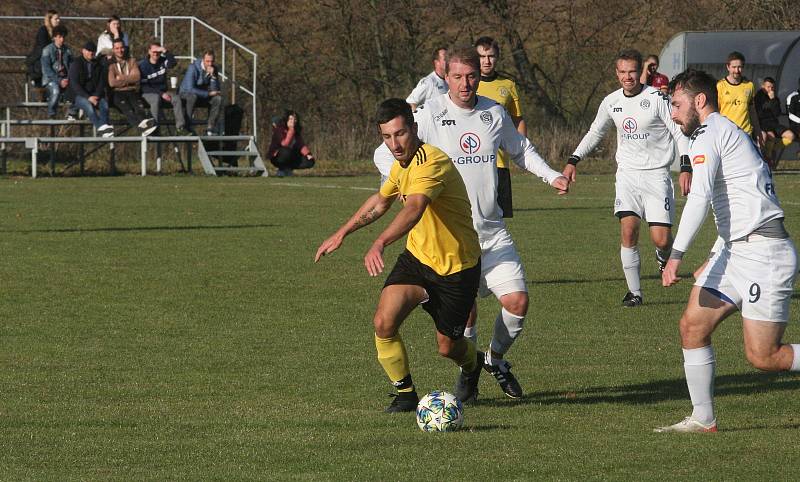 Fotbalisté Vlčnova (bílé dresy) zakončili podzimní část sezony domácí porážkou 0:4 s Topolnou.