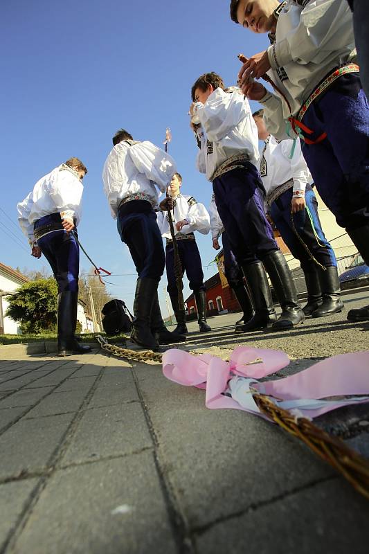 Velikonoční obchůzka   družiny  Vlčnovského  krále  Martina Dareka Franty ve Vlčnově.