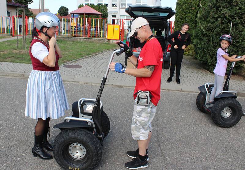 HOLD MOŠTU. V Huštěnovicích si přišli na své milovníci jablečného moštu, burčáku, vína a dobré zábavy.