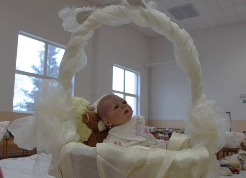 Dítka, která se zrodila v rukou Moniky Chmelařové technikou realistických rebornovaných panenek.