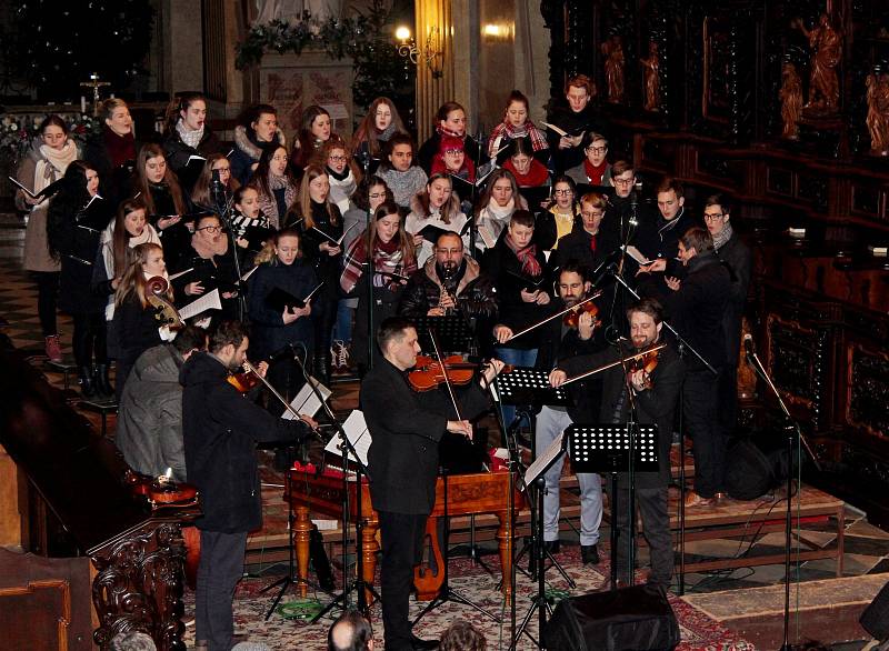 V DUCHU VÁNOC. Koncert cimbálové muziky Cifra a pěveckého sboru Viva la musica z Gymnázia v Uherském Hradišti přilákal do velehradské baziliky na 250 posluchačů.