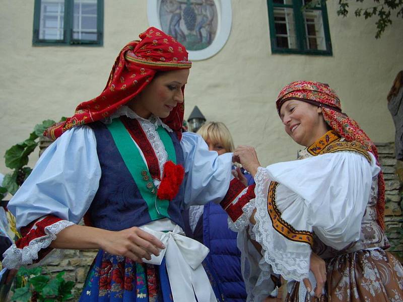 Etnografka Romana Habartová upravuje moderátorku pořadu.